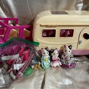 Lil Woodzeez/Calico
Critters Camper & Truck
& Cat Family